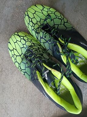 BRAVA Soccer Cleats Size 4.